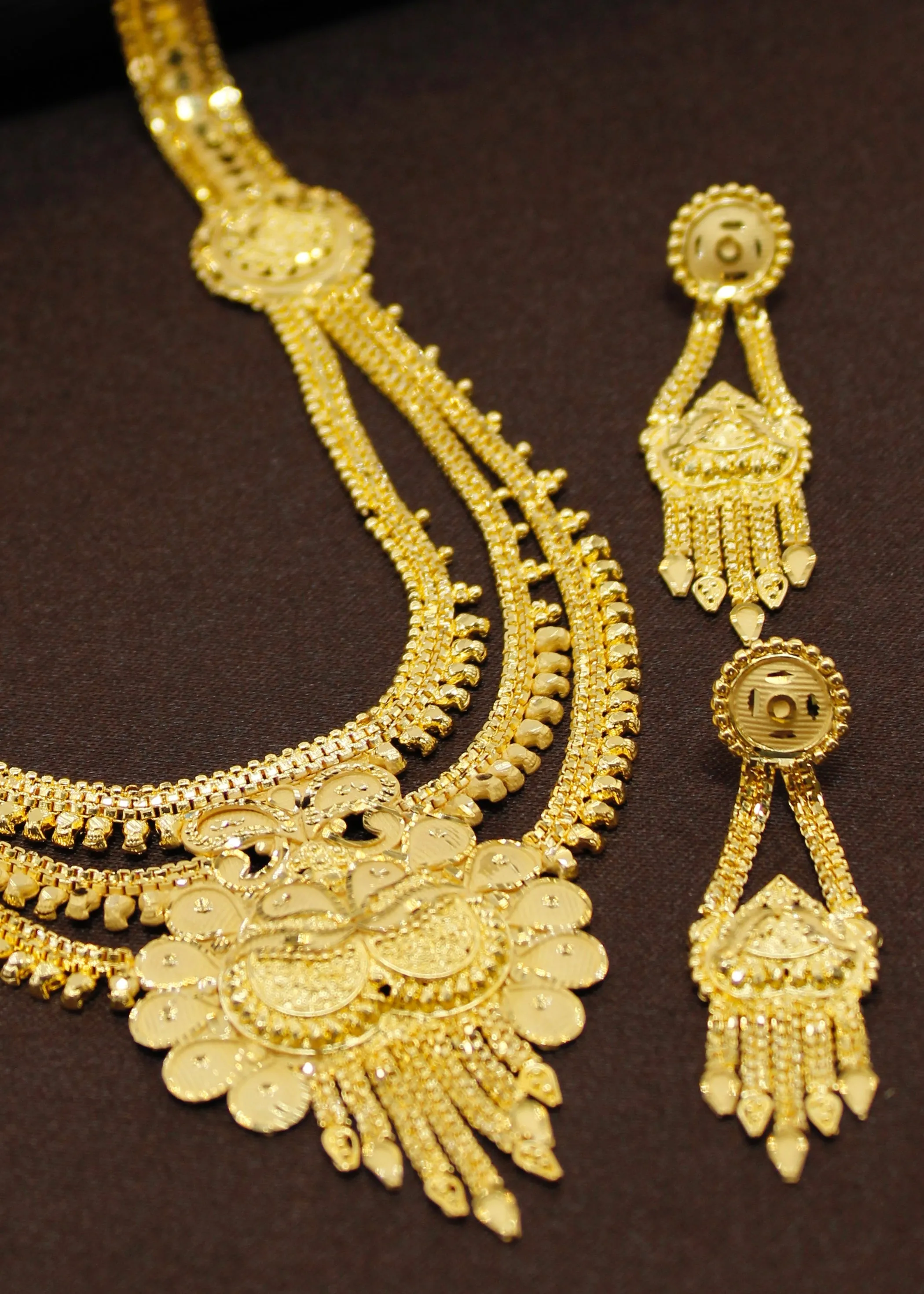 GRACEFUL GOLDED NECKLACE