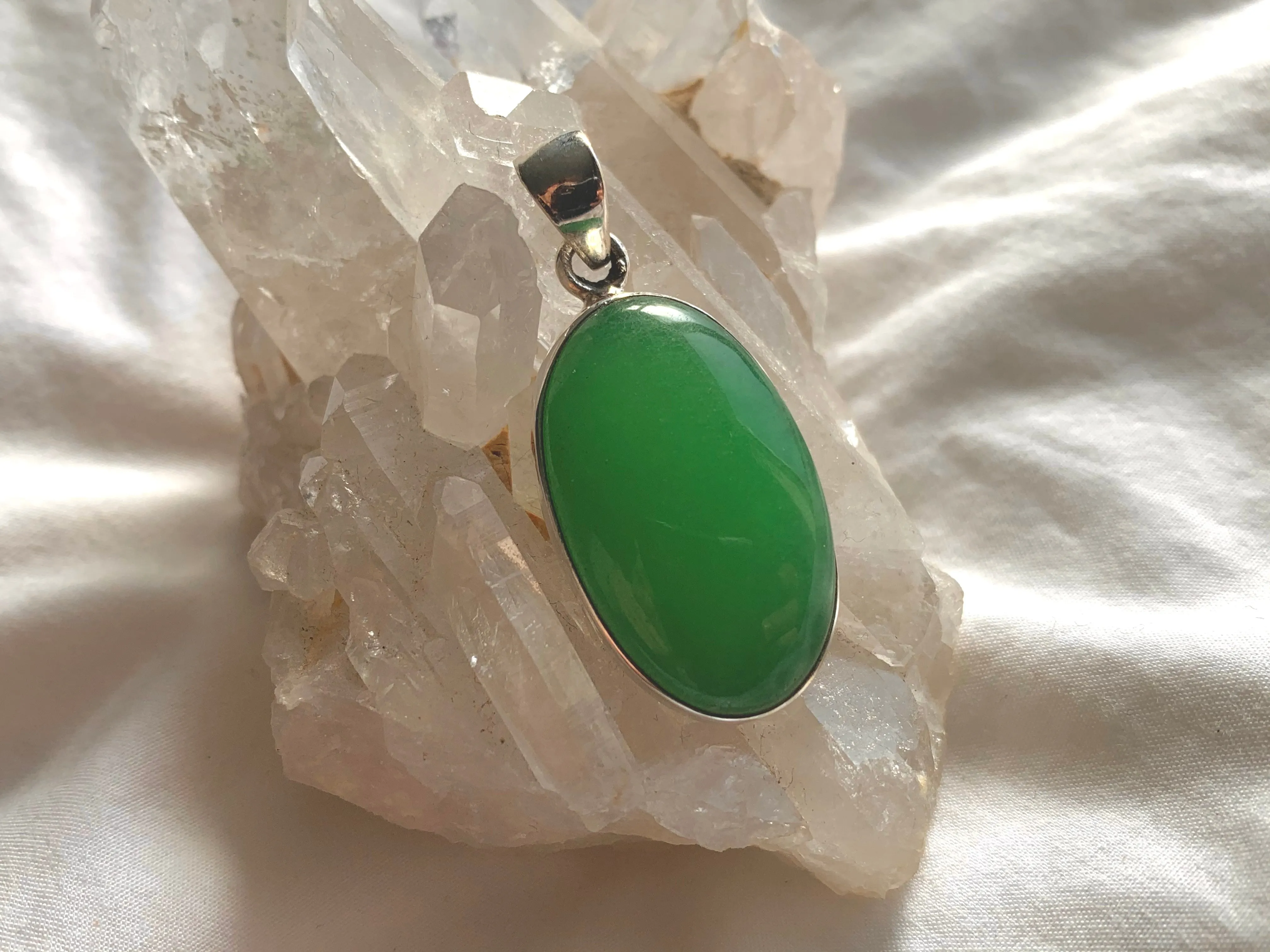 Nephrite Jade Akoni Pendant - Oval