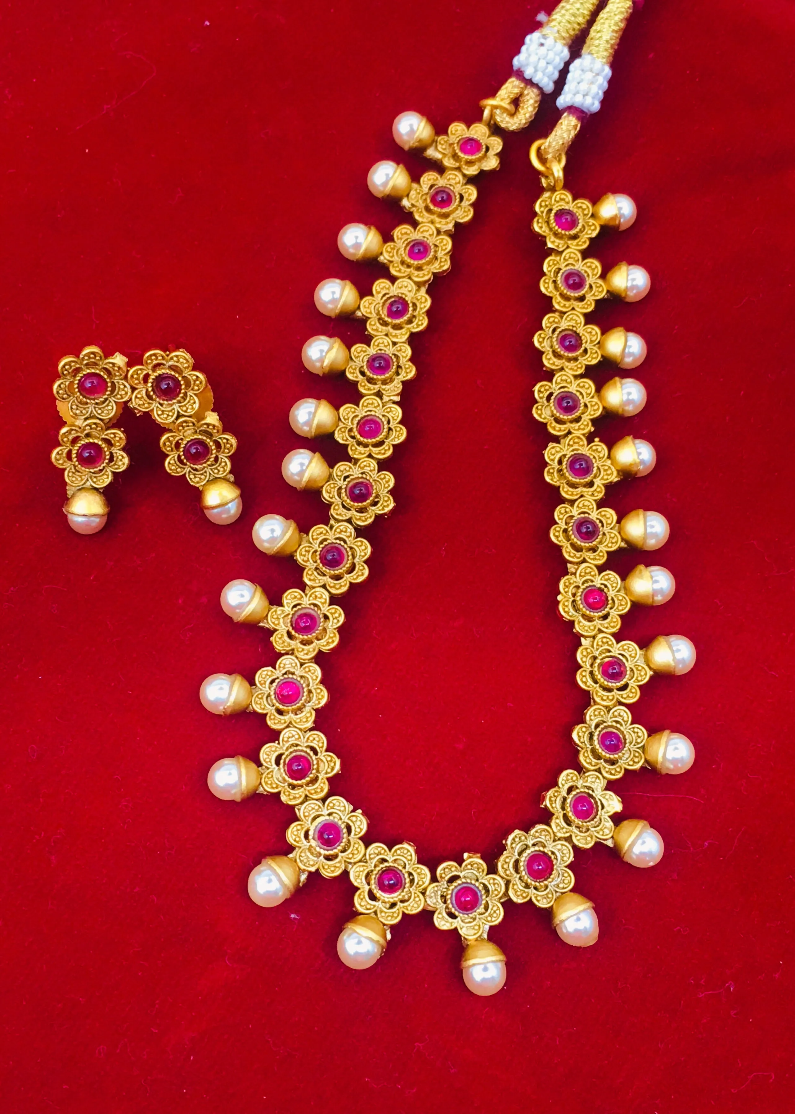 PEARL BEADS FLORAL NECKLACE